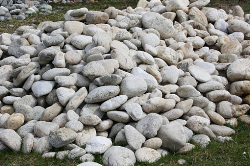 Kamenclub.ru: Бело-серый валунчик фр.100-300 мм.  купить в Самаре крупный камень для ландшафта серый, белый бело-серый валун крупная галька 4500 руб/т   фото КАМЕНЬ КЛУБ