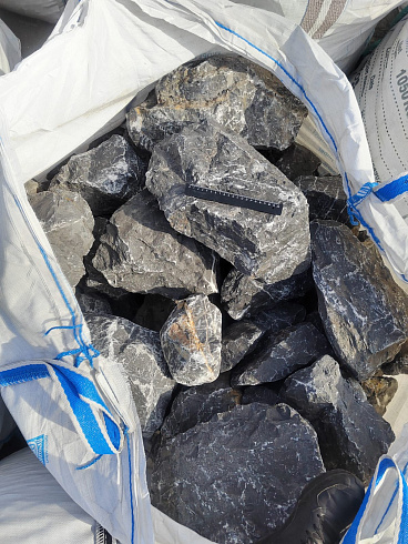 Kamenclub.ru: Черный мрамор скальник фр. 100-500 мм.  купить в Самаре мрамор черный белый серый крупный колотый валун ландшафтный 8500 руб/т   фото КАМЕНЬ КЛУБ