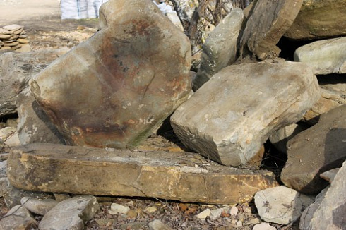 Kamenclub.ru: Песчаник плиты - плахи - пошаговые дорожки (фр. 70-150 мм)  купить в Самаре песчаник серый бежевый желтый зеленый колотый песчаник строительный 6500 руб/т   фото КАМЕНЬ КЛУБ