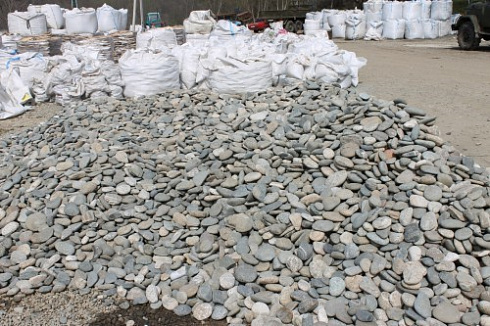 Kamenclub.ru: Галька речная плоская (ассорти) фр. 70-150 мм. купить  в Самаре галька галечник серый белый темно-серый синий светло-серый плоская природная галька  9000 руб/т   фото КАМЕНЬ КЛУБ