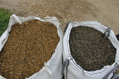 Kamenclub.ru: Галька окат (серо-желтая) фр.10-20 мм. купить  в Самаре галька серо-желтая, рыжая, серый речная окатанная округлая галька 5000 руб/т   фото КАМЕНЬ КЛУБ