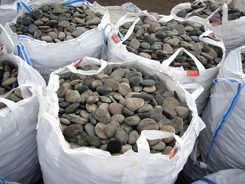Kamenclub.ru: Галька речная плоская (ассорти) фр. 100-200-300 мм. купить  в Самаре галька плоская разноцветная серый белый темно-серый синий речная галька ландшафтная 8000 руб/т   фото КАМЕНЬ КЛУБ