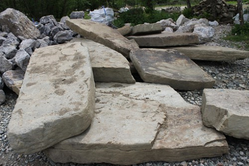 Kamenclub.ru: Песчаник плиты - плахи - пошаговые дорожки (фр. 70-150 мм)  купить в Самаре песчаник серый бежевый желтый зеленый колотый песчаник строительный 6500 руб/т   фото КАМЕНЬ КЛУБ