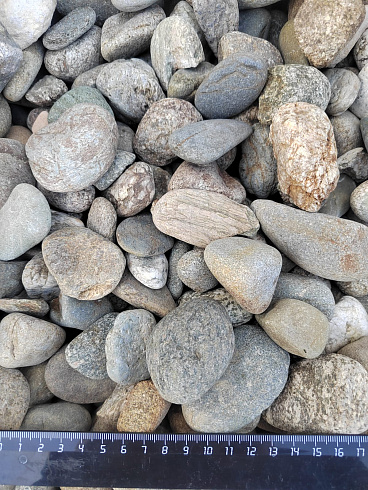 Kamenclub.ru: Галька речная окат (пестрая) фр. 20-40 мм. купить  в Самаре галька речная пестрая, серая, серые оттенки галька речная окатанная округлая 5000 руб/т   фото КАМЕНЬ КЛУБ