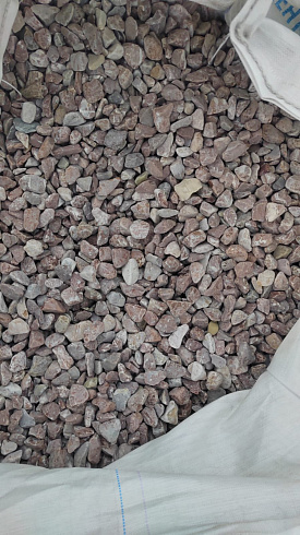 Kamenclub.ru: Мраморная крошка (щебень галтованный розовый) фр.20-40 мм.  купить в Самаре мрамор розовый, красный оголтованный округлый щебень  15000 руб/т   фото КАМЕНЬ КЛУБ