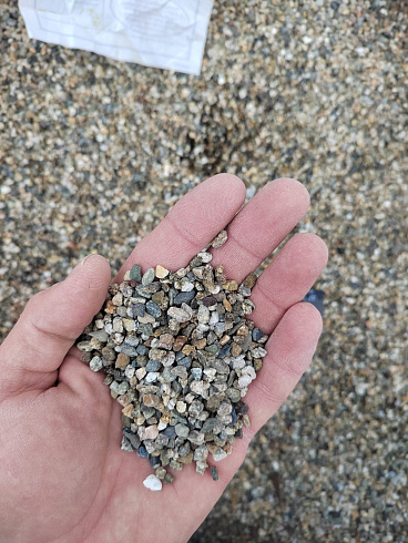 Kamenclub.ru: Галька речная окат (серая) фр.3-5 мм купить  в Самаре галька речная серая бежевый темно-серый окатанный речной камень округлый 9500 руб/т   фото КАМЕНЬ КЛУБ