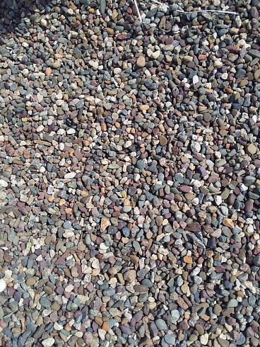 Kamenclub.ru: Галька речная окат цветная фр.5-10 мм. купить  в Самаре галька речная белый, серый, красноватый, синий, темно-серый речная окатанная галька декоративная 6800 руб/т   фото КАМЕНЬ КЛУБ