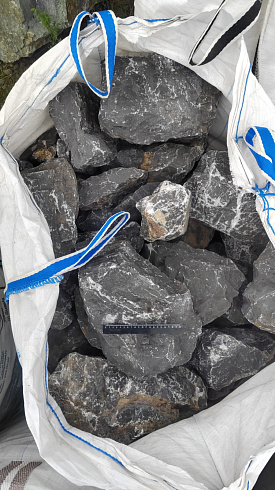 Kamenclub.ru: Черный мрамор скальник фр. 100-500 мм.  купить в Самаре мрамор черный белый серый крупный колотый валун ландшафтный 8500 руб/т   фото КАМЕНЬ КЛУБ