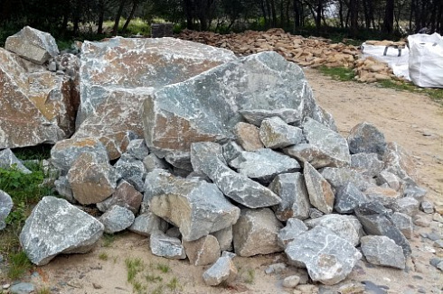 Kamenclub.ru: Гранит скальник (серо-зеленый) фр. 500-1500 мм.  купить в Самаре гранит мрамор  серый зеленый темно-серый глыба скальная колотая ландшафтная 7 500 руб/т   фото КАМЕНЬ КЛУБ