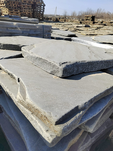 Kamenclub.ru: Песчаник пластушка светло-серый (4,0 - 6,0 см)  купить в Самаре плитняк - пластушка светло-серый песчаник 12600 руб/м3   фото КАМЕНЬ КЛУБ