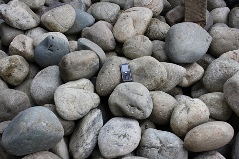 Kamenclub.ru: Темно-серый валунчик фр.100-300 мм.  купить в Самаре крупный природный камень серый, темно-серый, светло-серый речная галька большого размера окатанная 4500 руб/т   фото КАМЕНЬ КЛУБ