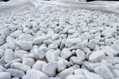 Kamenclub.ru: Мраморная крошка (щебень галтованный белый) фр.10-20 мм.  купить в Самаре мрамор белый, молочный, айвори окатанный округлый декоративный ландшафтный щебень 17000 руб/т   фото КАМЕНЬ КЛУБ