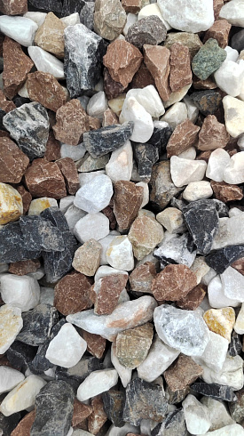Kamenclub.ru: Мраморная крошка (щебень крошка микс : белый-черный-розовый) фр. 20-40 мм.  купить в Самаре мрамор белый, черный, розовый декоративная ландшафтная крошка 12000 руб/т   фото КАМЕНЬ КЛУБ
