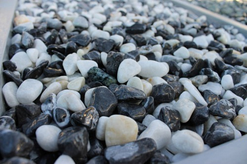 Kamenclub.ru: Мраморная крошка (щебень галтованный микс:белый-черный) фр.10-20 мм.  купить в Самаре мрамор белый, черный окатанные округлые декоративные ландшафтные камни щебня 15500 руб/т   фото КАМЕНЬ КЛУБ