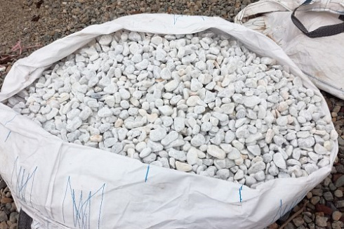 Kamenclub.ru: Мраморная крошка (щебень галтованный белый), фр.20-40 мм.  купить в Самаре мрамор белый бежевый молочный мраморный щебень декоративный 17000 руб/т   фото КАМЕНЬ КЛУБ