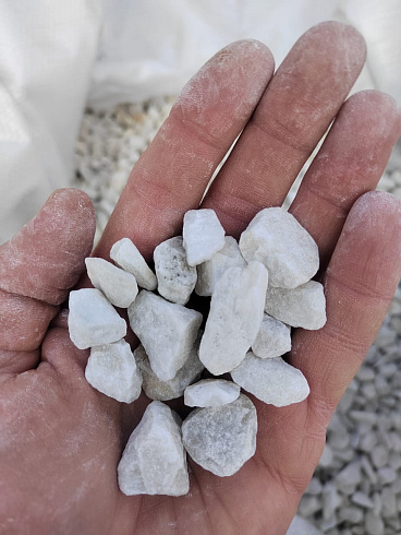 Kamenclub.ru: Мраморная крошка, щебень, цвет-белый, фр. 10-20 мм.  купить в Самаре мрамор белый, молочный айвори каменная ландшафтная декоративная крошка шебня 12000 руб/т   фото КАМЕНЬ КЛУБ