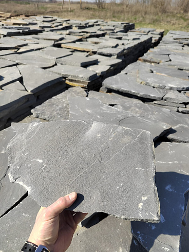 Kamenclub.ru: Песчаник пластушка светло-серый (2,0 см)  купить в Самаре плитняк- ластушка светло-серый, серый рваный ландшафтный плитняк колотый 13800 руб/м3   фото КАМЕНЬ КЛУБ