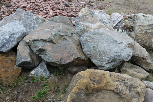 Kamenclub.ru: Змеевик скальник фр. 500-1500 мм.  купить в Самаре змеевик зеленый серый черный глыба скальная колотая 7500 руб/т   фото КАМЕНЬ КЛУБ