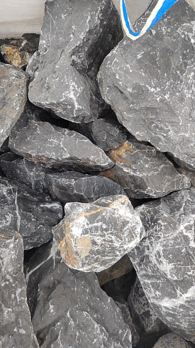 Kamenclub.ru: Черный мрамор скальник фр. 100-500 мм.  купить в Самаре мрамор черный белый серый крупный колотый валун ландшафтный 8500 руб/т   фото КАМЕНЬ КЛУБ