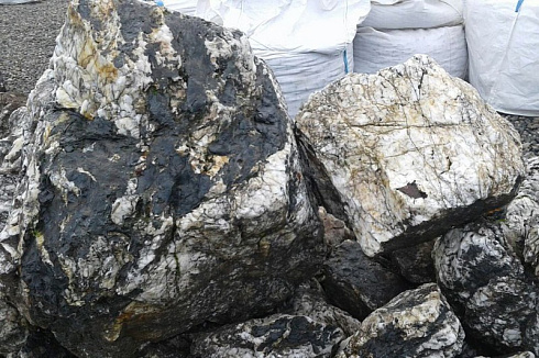 Kamenclub.ru: Черный гранит - кварцит фр. 100-500 мм.  купить в Самаре мрамор гранит черный с белыми прожилками, серый, белый валун скальный колотый 7000 руб/т   фото КАМЕНЬ КЛУБ