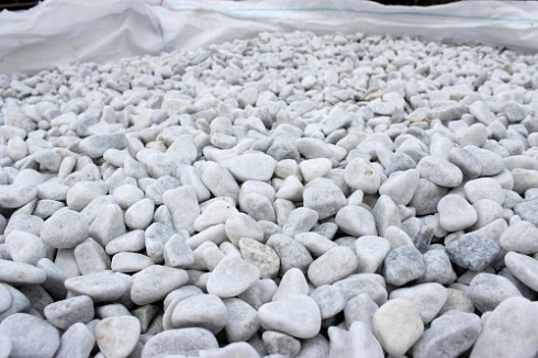 Kamenclub.ru: Мраморная крошка (щебень галтованный белый) фр.10-20 мм.  купить в Самаре мрамор белый, молочный, айвори окатанный округлый декоративный ландшафтный щебень 17000 руб/т   фото КАМЕНЬ КЛУБ