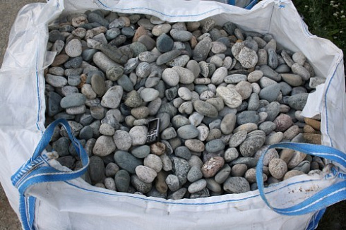 Kamenclub.ru: Галька речная окат (ассорти) фр. 50-100 мм. купить  в Самаре галька природная округлая серая белая черная серая коричневая синяя галька речная окатанная округлая 6200 руб/т   фото КАМЕНЬ КЛУБ