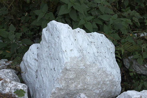 Kamenclub.ru: Мраморизированный известняк фр.500-1500 мм.  купить в Самаре    10000 руб/т   фото КАМЕНЬ КЛУБ