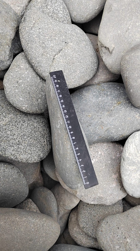 Kamenclub.ru: Галька речная плоская (темно-серая) фр. 70-150 мм. купить  в Самаре галечник природный темно-серый серый синий речная плоская природная окатанная  9000 руб/т   фото КАМЕНЬ КЛУБ