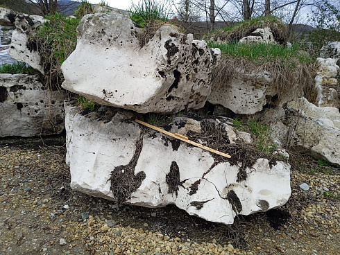 Kamenclub.ru: Выветренный известняк (степной) фр. 500-1500 мм.  купить в Самаре    10000 руб/т   фото КАМЕНЬ КЛУБ