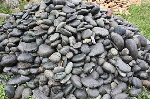 Kamenclub.ru: Темно-серый валунчик фр.100-300 мм.  купить в Самаре крупный природный камень серый, темно-серый, светло-серый речная галька большого размера окатанная 4500 руб/т   фото КАМЕНЬ КЛУБ