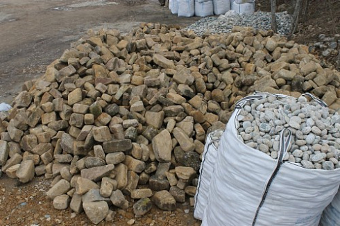 Kamenclub.ru: Песчаник для строительства и кладки блочный (фр 100-200 мм)  купить в Самаре песчаник бежевый серый рыжий валун мелкий для строительства песчаник 6500 руб/т   фото КАМЕНЬ КЛУБ