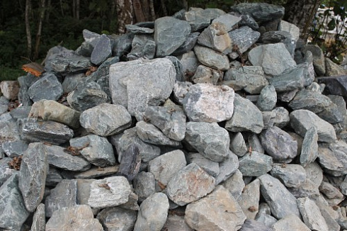 Kamenclub.ru: Гранит скальник (серо-зеленый) фр. 100-500 мм.  купить в Самаре гранит зеленый, серый, салатовый крупный ландшафтный валун 6 000 руб/т   фото КАМЕНЬ КЛУБ