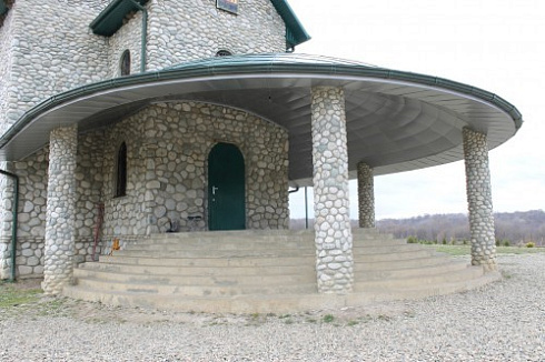 Kamenclub.ru: Галька речная плоская (бело-серая) фр. 100-200-300 мм. купить  в Самаре галька речная плоская серый, белый, бело-серый, серо-белый речная галька плоская  9000 руб/т   фото КАМЕНЬ КЛУБ