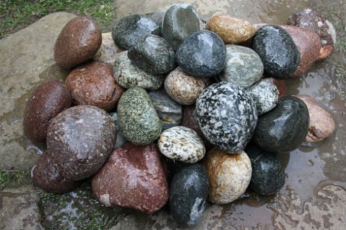 Kamenclub.ru: Галька окат (цветная картошка) фр. 50-100 мм. купить  в Самаре галька природная окатанная серый белый цветной синий темно-серый коричневый округлый галечник окатанный 6800 руб/т   фото КАМЕНЬ КЛУБ