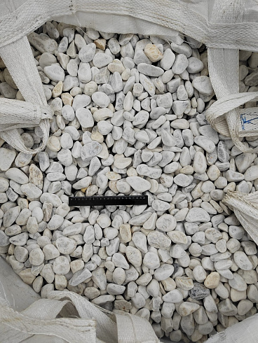 Kamenclub.ru: Мраморная крошка (щебень галтованный белый) фр.40-70 мм.  купить в Самаре мрамор белый молочный айвори окатанный округлый природный камень 17000 руб/т   фото КАМЕНЬ КЛУБ