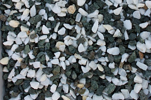 Kamenclub.ru: Мраморная крошка (щебень крошка микс: белый-зеленый) фр. 10-20 мм.  купить в Самаре мрамор белый, зеленый каменная ландшафтная декоративная крошка щебня 9500 руб/т   фото КАМЕНЬ КЛУБ
