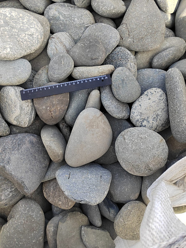 Kamenclub.ru: Галька речная плоская (серо-белая) фр. 70-120 мм. купить  в Самаре галька галечник речной серый, белый окатанная плоская  природная галька 9000 руб/т   фото КАМЕНЬ КЛУБ