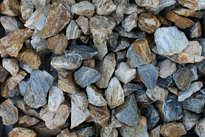 Kamenclub.ru: Мраморная крошка (щебень крошка медовый) фр. 20-40 мм.  купить в Самаре мрамор бежевый рыжий желтый ландшафтная мраморная крошка 12000 руб/т   фото КАМЕНЬ КЛУБ