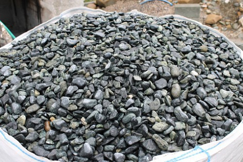 Kamenclub.ru: Щебень галтованный зеленый (змеевик) фр. 20-40 мм.  купить в Самаре мрамор зеленый, салатовый оголтованный щебень мраморный 12500 руб/т   фото КАМЕНЬ КЛУБ