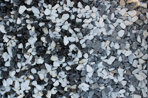 Kamenclub.ru: Мраморная крошка (щебень крошка микс : черный-белый) фр. 10-20 мм.  купить в Самаре мрамор белый, черный каменная декоративная крошка ландшафтная 12000 руб/т   фото КАМЕНЬ КЛУБ