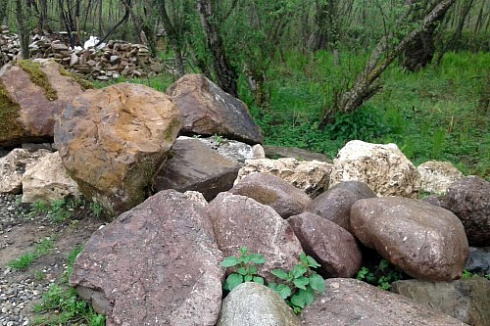 Kamenclub.ru: Конгломераты фр. 300-1000 мм.  купить в Самаре кварц мрамор диабаз коричневый, серый зеленоватый речной валун крупный 6500 руб/т   фото КАМЕНЬ КЛУБ