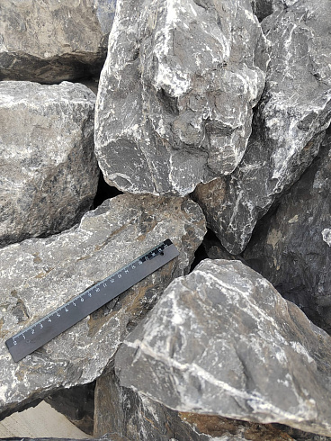 Kamenclub.ru: Черный мрамор скальник фр. 100-500 мм.  купить в Самаре мрамор черный белый серый крупный колотый валун ландшафтный 8500 руб/т   фото КАМЕНЬ КЛУБ