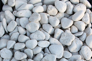 Kamenclub.ru: Щебень галтованный белый (мрамор) фр.5-10 мм.  купить в Самаре мрамор белый, айвори, молочный каменная мраморная декоративная ландшафтная крошка 17000 руб/т   фото КАМЕНЬ КЛУБ