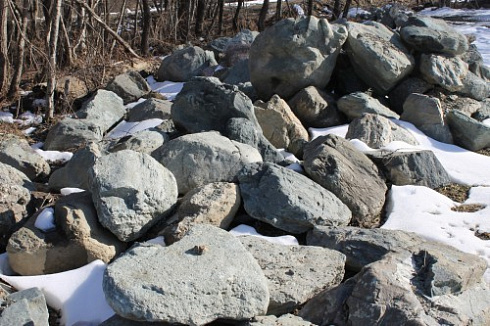 Kamenclub.ru: Гранит скальник (серо-зеленый) фр. 500-1500 мм.  купить в Самаре гранит мрамор  серый зеленый темно-серый глыба скальная колотая ландшафтная 7 500 руб/т   фото КАМЕНЬ КЛУБ