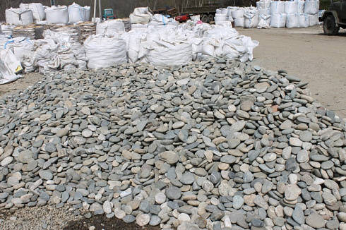 Kamenclub.ru: Галька речная плоская (серо-белая) фр. 70-120 мм. купить  в Самаре галька галечник речной серый, белый окатанная плоская  природная галька 9000 руб/т   фото КАМЕНЬ КЛУБ