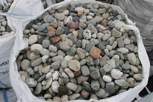 Kamenclub.ru: Галька окат (цветная картошка) фр. 50-100 мм. купить  в Самаре галька природная окатанная серый белый цветной синий темно-серый коричневый округлый галечник окатанный 6800 руб/т   фото КАМЕНЬ КЛУБ