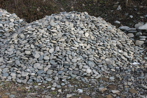 Kamenclub.ru: Галька речная плоская (ассорти) фр. 70-150 мм. купить  в Самаре галька галечник серый белый темно-серый синий светло-серый плоская природная галька  9000 руб/т   фото КАМЕНЬ КЛУБ