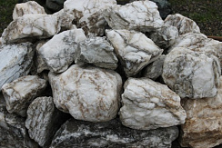 Kamenclub.ru: Мраморизированный известняк фр. 100-500 мм.  купить в Самаре известняк серый белый темно-серый сероватый валун природного образования окатанный 10500 руб/т   фото КАМЕНЬ КЛУБ