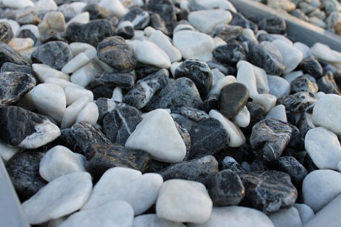 Kamenclub.ru: Мраморная крошка (щебень галтованный микс:: белый-черный) фр.20-40 мм  купить в Самаре мрамор белый, черный мраморный галтованный щебень 15500 руб/т   фото КАМЕНЬ КЛУБ