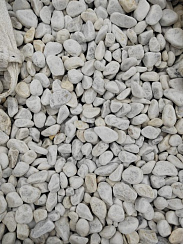 Kamenclub.ru: Мраморная крошка (щебень галтованный белый) фр.40-70 мм.  купить в Самаре мрамор белый молочный айвори окатанный округлый природный камень 17000 руб/т   фото КАМЕНЬ КЛУБ